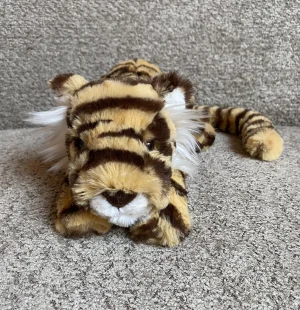 A photo of Taylor Tiger - Little Jellycat taken by Abyss'Dragons