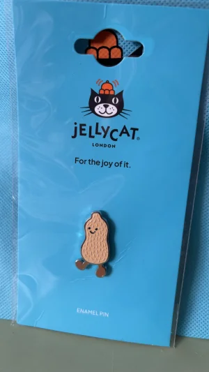 Amuseables Peanut Pin Badge Jellycat photo