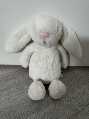 A photo of Bashful Cream Bunny Chime Jellycat taken by SenS