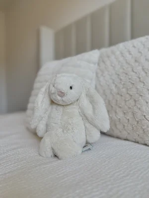 Bashful Cream Bunny - Medium Jellycat photo