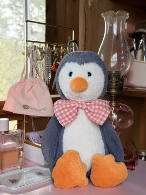A photo of Bashful Penguin - 2013 Jellycat taken by jellycatangel