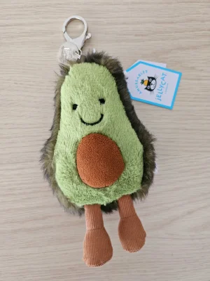 A photo of Amuseables Avocado Bag Charm Jellycat taken by Liesbeth