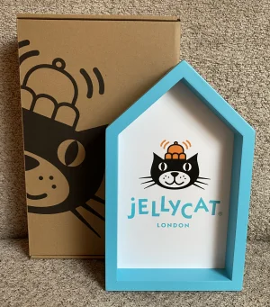 A photo of Jellycat House Logo Stand Jellycat taken by Abyss'Dragons