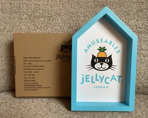 A photo of Jellycat House Logo Stand Jellycat taken by Abyss'Dragons