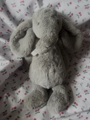A photo of Bashful Luxe Elephant Thuddeus - Medium Jellycat taken by l_laura_a