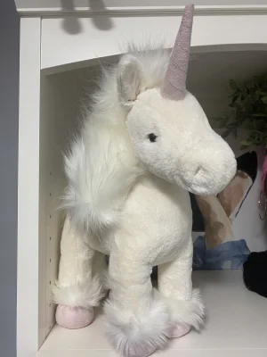 A photo of Isadora Unicorn Jellycat taken by PinkLotus2023