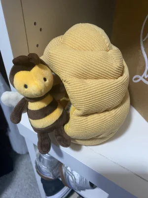 A photo of Honeyhome Bee Jellycat taken by PinkLotus2023