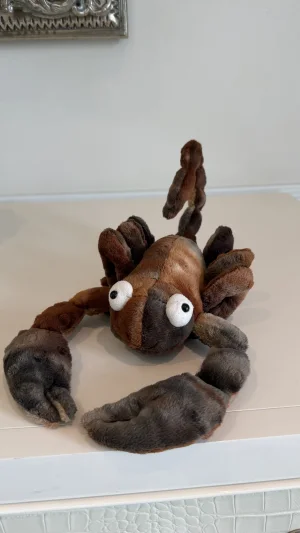 A photo of Simon Scorpion Jellycat taken by bronzieandthejellies