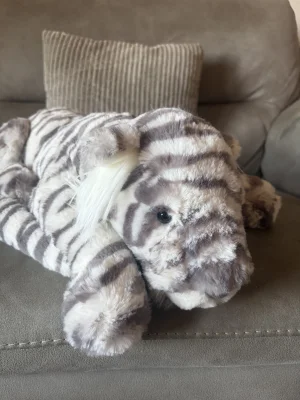 A photo of Sacha Snow Tiger - Large Jellycat taken by Seni113