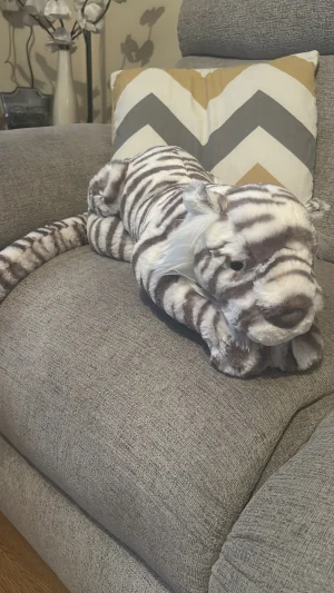 A photo of Sacha Snow Tiger - Large Jellycat taken by Samiya_123