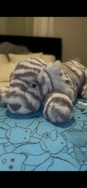 A photo of Sacha Snow Tiger - Large Jellycat taken by Kellebelle