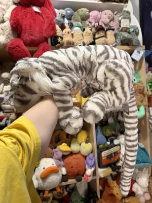 A photo of Sacha Snow Tiger - Large Jellycat taken by amandamariejelly