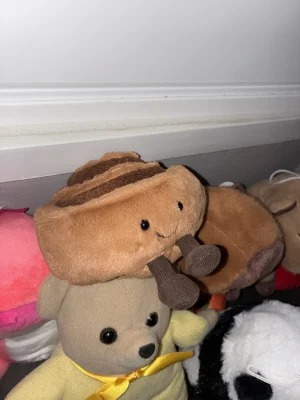 A photo of Amuseables Cinnamon Bun Jellycat taken by Aimsey