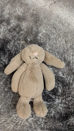A photo of Bashful Bunny Beige Bag Charm Jellycat taken by Iselalexa