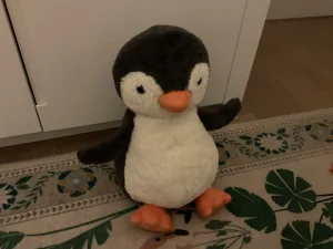 A photo of Peanut Penguin - Large Jellycat taken by Hi_ig