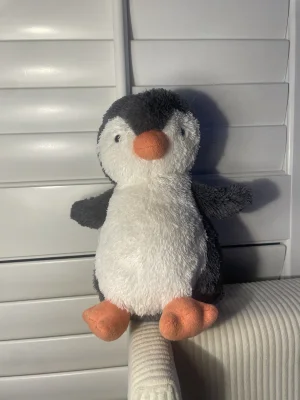 A photo of Peanut Penguin - Large Jellycat taken by lillianwalker