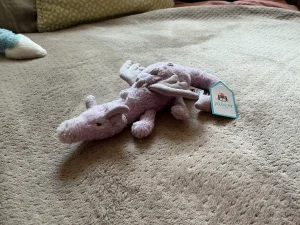 A photo of Lavender Dragon Bag Charm Jellycat taken by SofiaEf