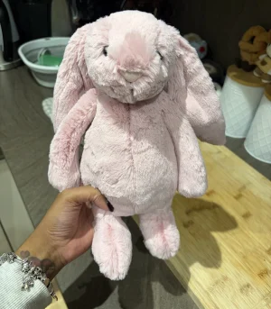 A photo of Personalised Bashful Tulip Bunny Medium Jellycat taken by Seni113